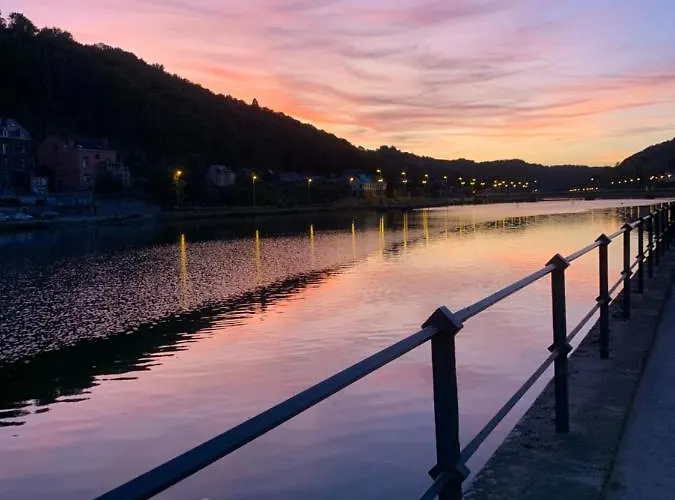 Riverbank ホームステイ ナミュール