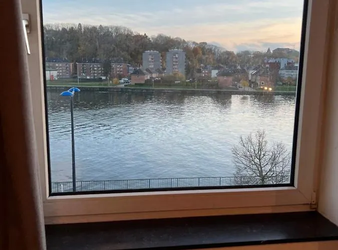 ホームステイ Riverbank ナミュール